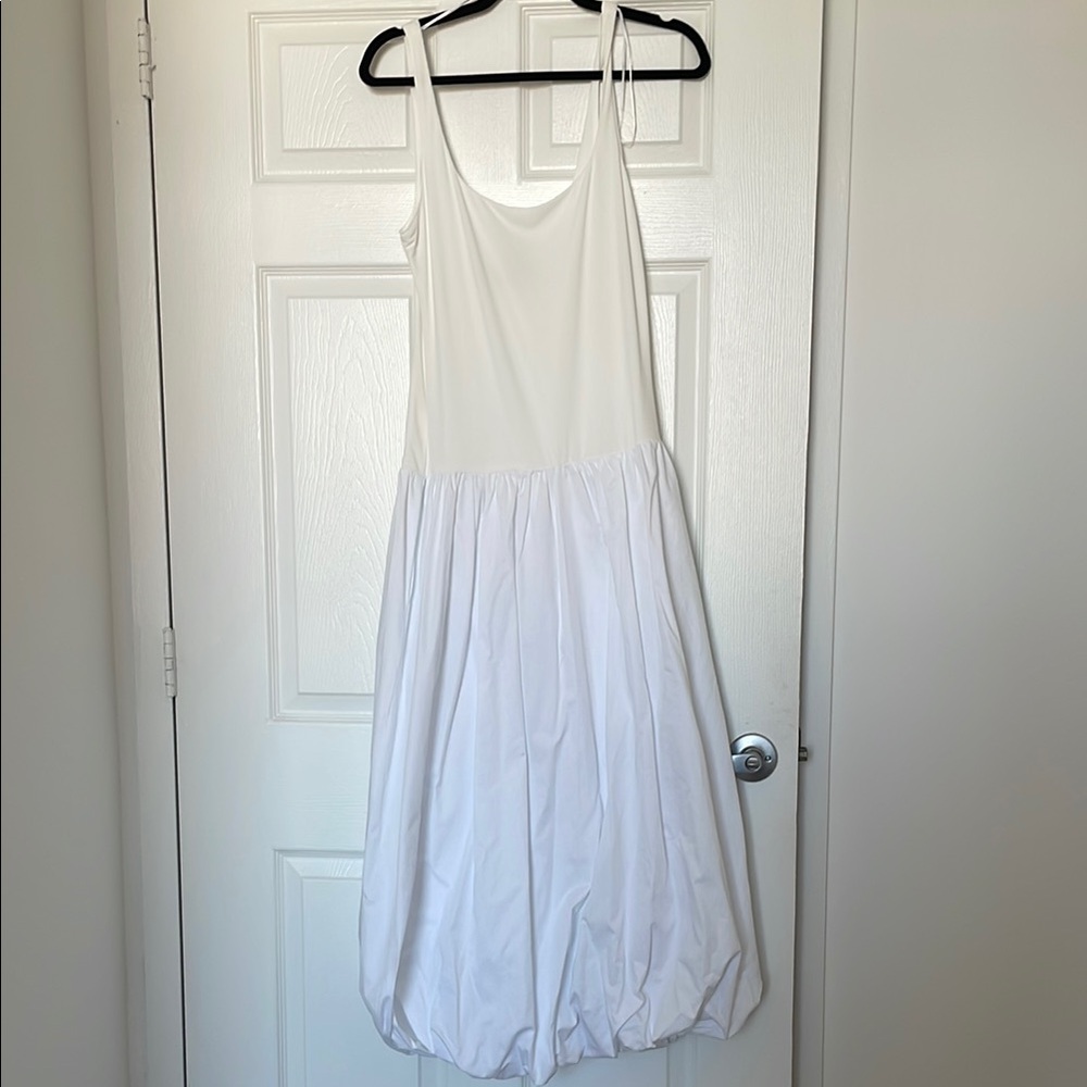 Elegant White Sleeveless Dress
